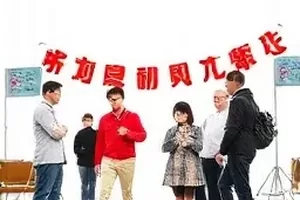 《弹幕之后》封面,评论气泡与分层色带
