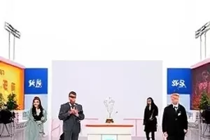 《凌晨三点的热搜》封面,夜间窗口与评论气泡