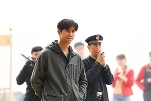 《标签之下》封面,标签贴纸与传播路径
